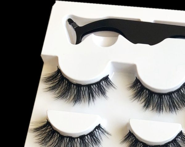 A Pair Of False Eyelashes With Magnets In Fashion - Image 3