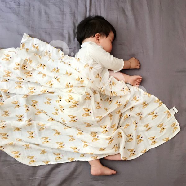 Baby holding a blanket towel double-layer yarn bamboo newborn baby towel - Image 9