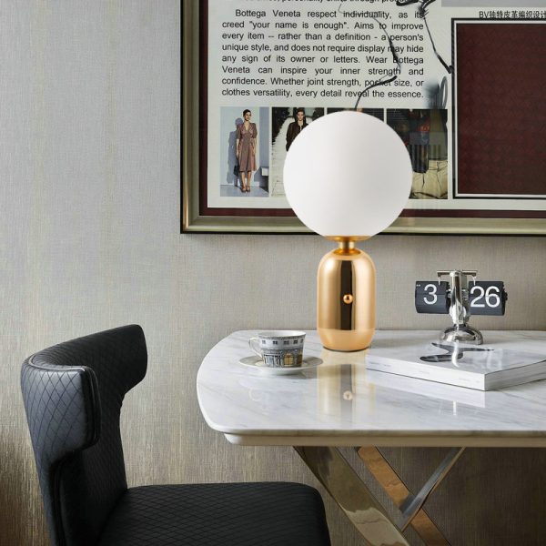 Stylish and simple table lamp - Image 2