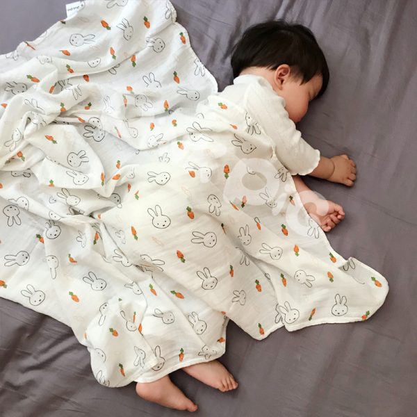 Baby holding a blanket towel double-layer yarn bamboo newborn baby towel