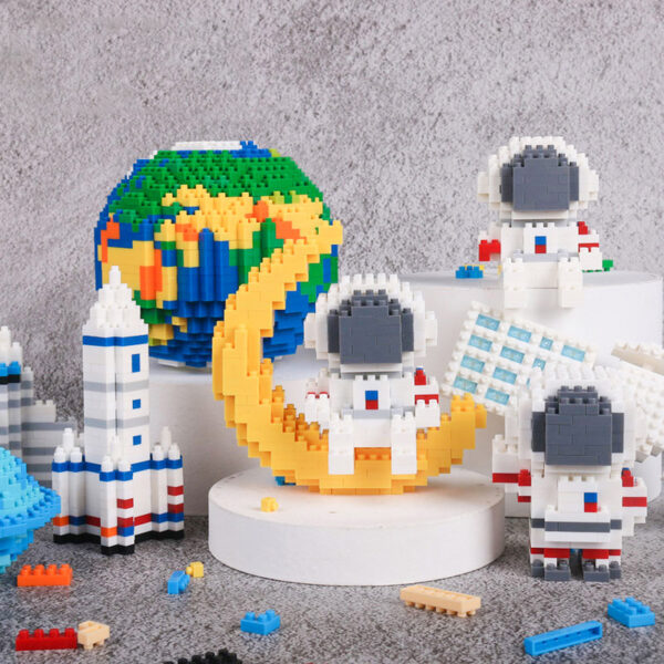 Creative Diy Mini Astronaut Building Blocks Children Toy Birthday Gifts