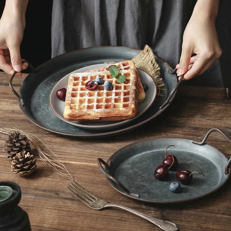 E2 European Retro Metal Plate Dishes With Handle Round Vintage Storage Bread Tray Home Decoration Tableware Dinner Plates Sets